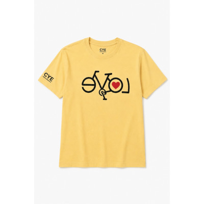 Detalle de camiseta amarilla CyE Performance Love para ciclistas