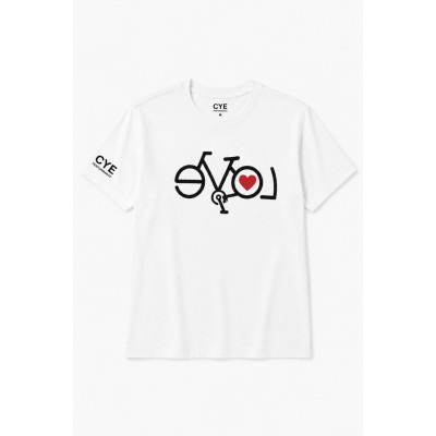 Detalle de camiseta blanca CyE Performance Love para ciclismo lifestyle