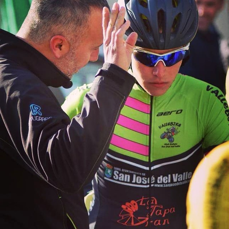 entrenador de ciclismo asesorando a ciclista antes de competición